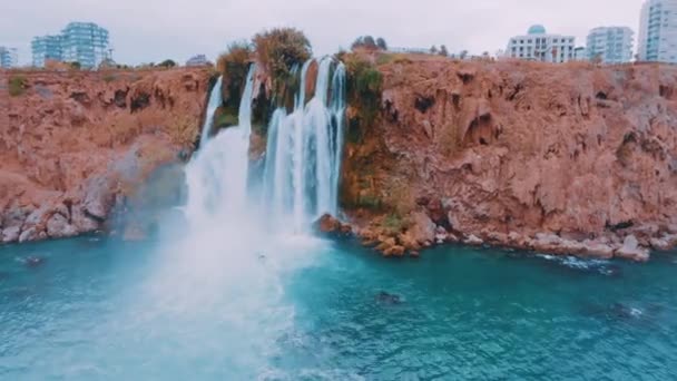 Flygdrönare Videofilmer Ett Vattenfall Som Faller Ner Från Klippa Turkos — Stockvideo