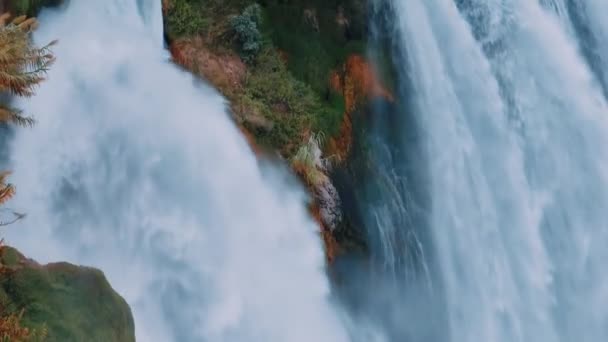 Witte Schuimige Waterval Stroomt Van Klif Videobeelden Van Een Drone — Stockvideo