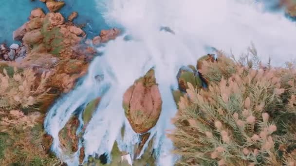 Air Terjun Cepat Batu Merah Air Azure Tanaman Bebatuan Rekaman — Stok Video