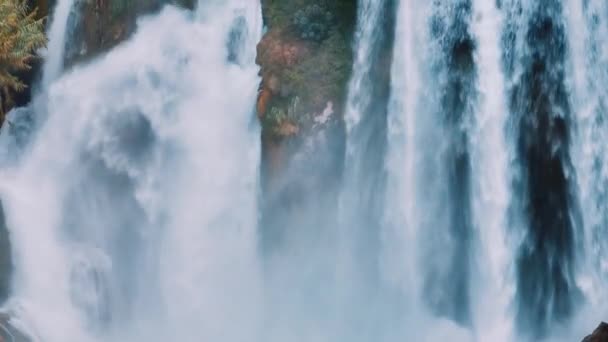 Drone Video Beelden Van Een Natuurlijke Waterval Close Spuit Schuim — Stockvideo