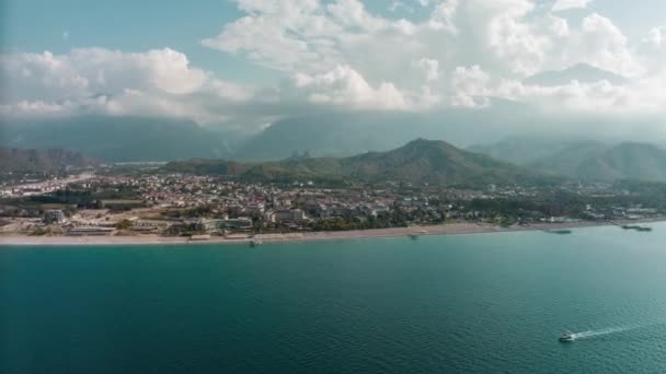 Widok Morza Nadmorskiego Miasta Słoneczny Dzień Zielone Góry Nagranie Drona — Wideo stockowe