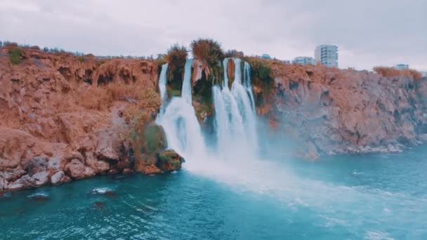 Het Concept Van Natuur Mens Blauwe Lagune Stormachtige Waterval Rotskust — Stockvideo