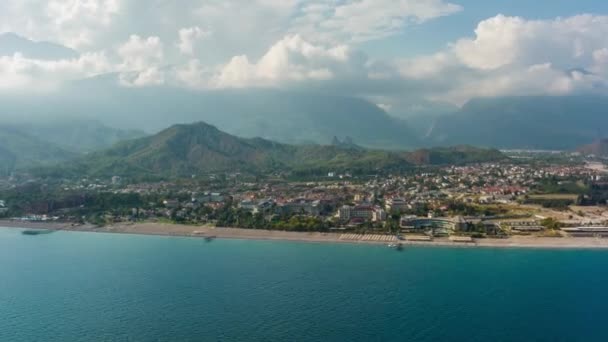 Widok Morza Nadmorskiego Miasta Słoneczny Dzień Zielone Góry Nagranie Drona — Wideo stockowe