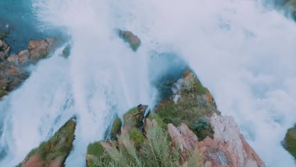 Underbart Naturlandskap Slow Motion Skott Ett Stormigt Vattenfall Sten Rinnande — Stockvideo
