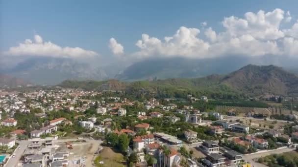 Flug Über Eine Kleinstadt Einem Sonnigen Tag Grüne Berge Und — Stockvideo
