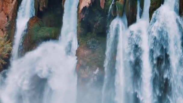 Una Cascada Blanca Espumosa Fluye Desde Acantilado Imágenes Cerca Los — Vídeos de Stock