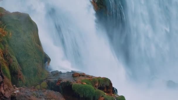 Drone Video Beelden Van Een Natuurlijke Waterval Close Spuit Schuim — Stockvideo