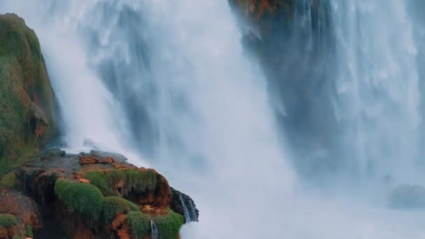 Водоспад Скелі Крупним Планом Відеозапис Дронів Буряковий Потік Води Падає — стокове відео