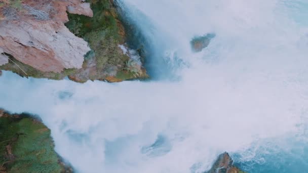 Biały Wodospad Skale Czysta Górska Woda Nagranie Drona Niebieska Laguna — Wideo stockowe