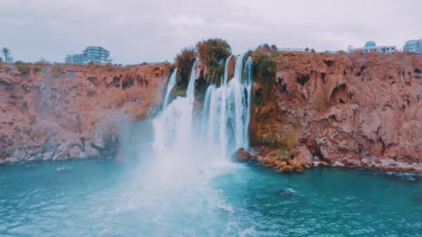 Prachtige Stormachtige Waterval Turkoois Lagune Een Toeristische Plaats Zuiver Water — Stockvideo