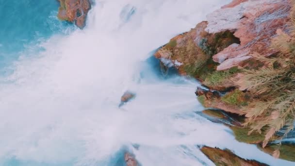 Ett Stormigt Vattenfall Faller Ner Från Klippa Högst Upp Blått — Stockvideo