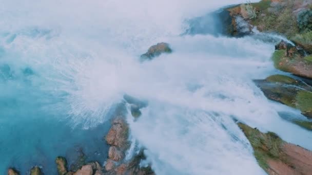 Burzliwy Wodospad Skale Szybka Górska Woda Harmonia Naturą Nagranie Drona — Wideo stockowe