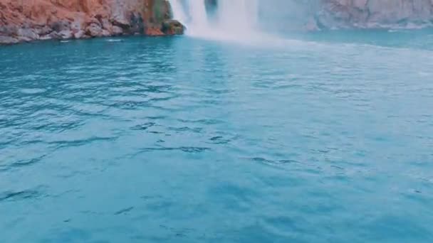 Naturalny Burzliwy Wodospad Niebieska Laguna Turystycznym Miejscu Czerwona Skała Harmonia — Wideo stockowe