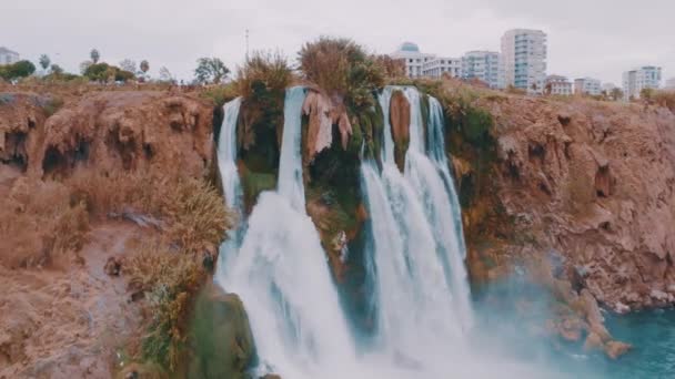 Повітряний Безпілотник Знімок Штормового Водоспаду Високі Будинки Задньому Плані Червона — стокове відео