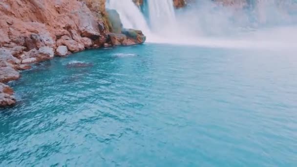 観光地で美しいターコイズブルーのラグーン 嵐の滝だ 自然との調和 ドローンビデオ4K映像 高品質4K映像 — ストック動画