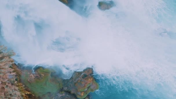 岩の上に白い滝 ドローンのスローモーション映像 観光地の青いラグーン 高品質4K映像 — ストック動画