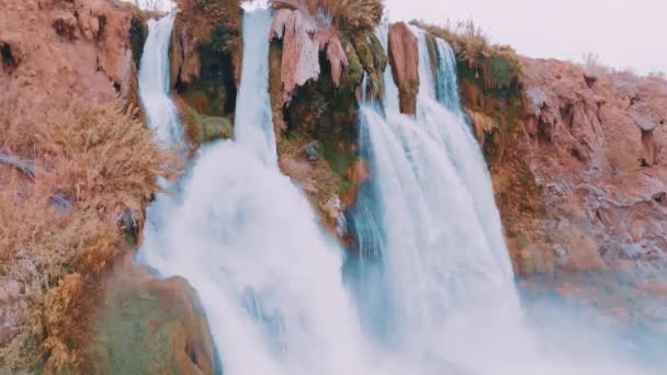 Piękny Wodospad Wpada Błękitnej Laguny Czerwona Skała Człowiek Natura Burzliwa — Wideo stockowe