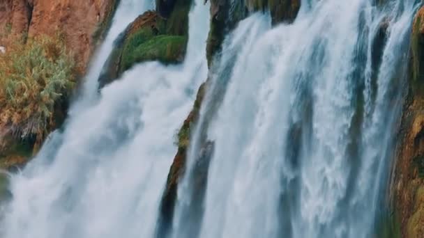 Водоспад Скелі Крупним Планом Відеозапис Дронів Буряковий Потік Води Падає — стокове відео
