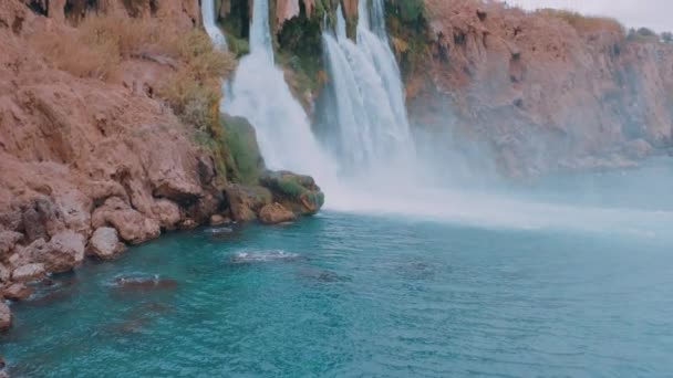 Waterval Blauwe Lagune Bergwaterval Adembenemend Landschap Wilde Dieren Luchtfoto Van — Stockvideo