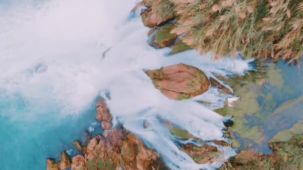 Koncepcja Natury Dzika Przyroda Turkusowa Woda Szybki Wodospad Spływa Klifu — Wideo stockowe