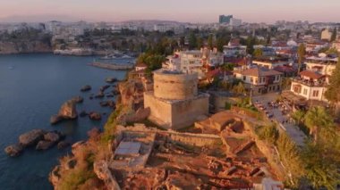 Deniz kıyısındaki tarihi şehrin panoraması. Bir İHA 'nın hava görüntüsü. Eski kale. Tarihi anıt. Yüksek kalite 4k görüntü