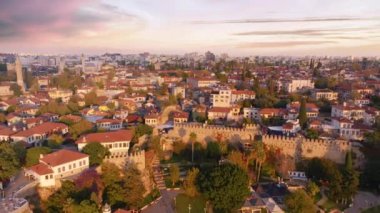 Kırmızı çatılara ve eski şehrin ortaçağ duvarlarına bakın. Gün batımı. Panorama. Hava aracı video görüntüleri. Yüksek kalite 4k görüntü