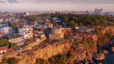  Deniz kıyısındaki bir ortaçağ kalesinin üst manzarası. Sudan kayalar. Manzara. Resimli bölme. İHA video görüntüleri. Yüksek kalite 4k görüntü