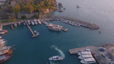 Bir İHA 'nın hava görüntüsü. Liman insansız hava aracı, yat, motorlu tekne ve yelkenli. Güzel eski liman. Marina körfezi. Yüksek kalite 4k görüntü