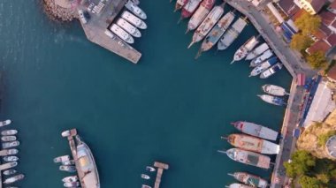 Muhteşem eski limanın havadan görüntüsü. Yat limanında tekne ve deniz manzaralı bir deniz manzarası. Limanın en üst manzarası. İHA video görüntüleri. Yüksek kalite 4k görüntü