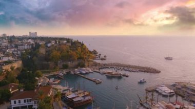 Gün batımında liman üzerinde uçuş. Rıhtım boyunca tekneler. Çatı katları. Su yüzeyi. Deniz Burnu. Hava aracı görüntüleri. Yüksek kalite 4k görüntü