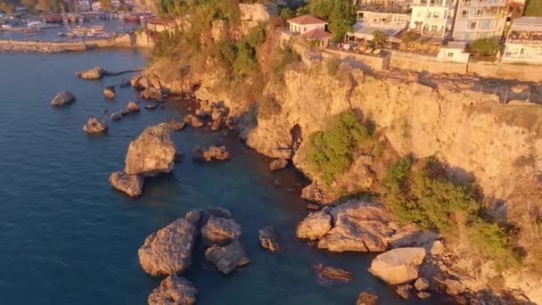 沿着岩石海岸飞行 岩石从水里伸出来 码头和船尾 美丽的风景 高质量的4K镜头 — 图库视频影像