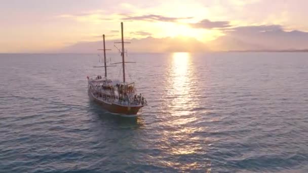 Antika Yelkenli Gemi Gün Batımında Denize Açılacak Deniz Burnu Sakin — Stok video