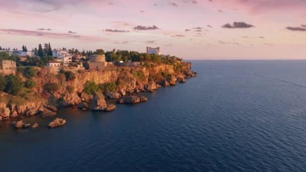 日没時に空中ドローン映像が海上を飛行する 海岸沿いの古代の砦は 岩の水のうちスティック 歴史的な場所だ 高品質4K映像 — ストック動画