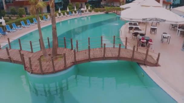 Tourist Vacation Concept Drone Footage Hotel Courtyard Vacation Resort Bridge — Stock Video