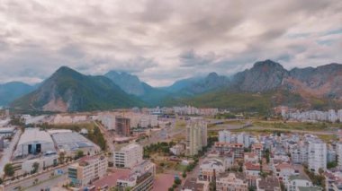 Hava aracı görüntüleri. Tatil köyünün en iyi manzarası. Evler ve oteller. Arka planda dağ manzarası var. Hava bulutlu. - Evet. Yüksek kalite 4k görüntü