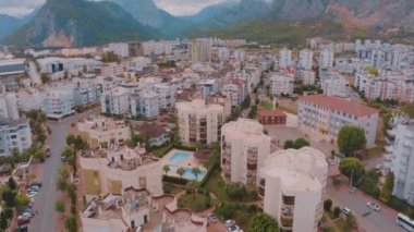 İkamet alanlarının insansız hava aracının kamera görüntüleri dağların arka planına karşı. Tatil köyü. Evler ve oteller. Yüksek kalite 4k görüntü