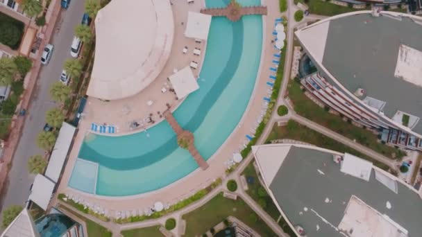 Плавательный Бассейн Строительство Роскошного Отеля Вид Сверху Видеосъемка Территории Отеля — стоковое видео