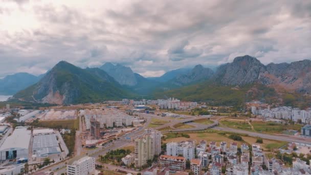 度假城的头像 房子和旅馆 背景为山地景观 多云的天气 空中无人机画面 高质量的4K镜头 — 图库视频影像