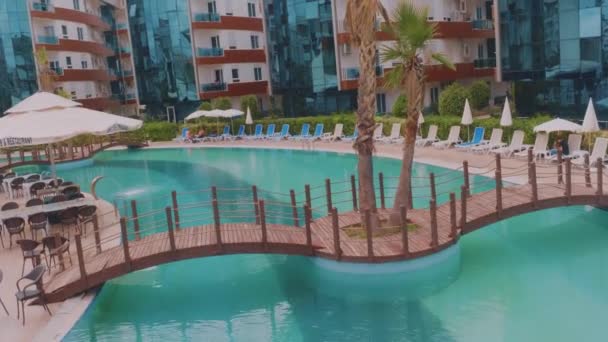観光休暇のコンセプト ホテルの中庭のドローン映像 リゾートでの休暇 プール沿いのサンラウンジャー 高品質4K映像 — ストック動画