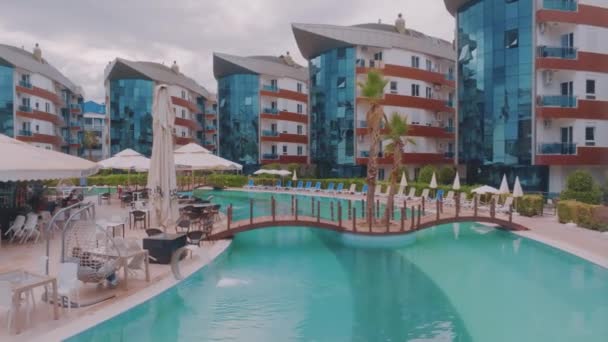 Turista Nyaralás Koncepció Drónfelvételek Hotel Udvaráról Nyaralni Üdülőben Híd Medence — Stock videók