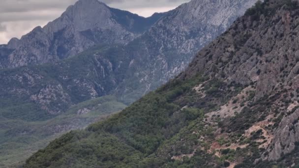 Bentang Alam Pemandangan Lereng Pegunungan Terhadap Latar Belakang Langit Abu — Stok Video