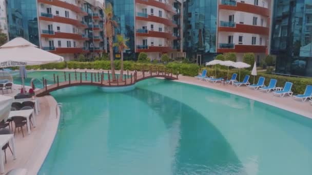 観光休暇のコンセプト ホテルの中庭のドローン映像 リゾートでの休暇 プール沿いのサンラウンジャー 高品質4K映像 — ストック動画