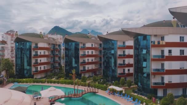 スイミングプール付きの高級ホテルのトップビュー 観光休暇のコンセプト 山を背景に 空中ドローンビデオ映像 高品質4K映像 — ストック動画