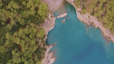 Güzel deniz manzarası. Kıyı şeridinde yeşil ağaçlar. Rocky Sahili. Mavi su. Bir İHA 'nın hava görüntüsü. Yukarıdan bak. Yüksek kalite 4k görüntü