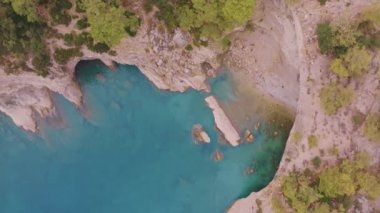 Mavi körfez ve kayalık sahil. Doğal güzellik. Deniz Burnu. Yeşil ağaçlar kayalarda yetişir. Bir İHA 'nın hava görüntüsü. Yüksek kalite 4k görüntü