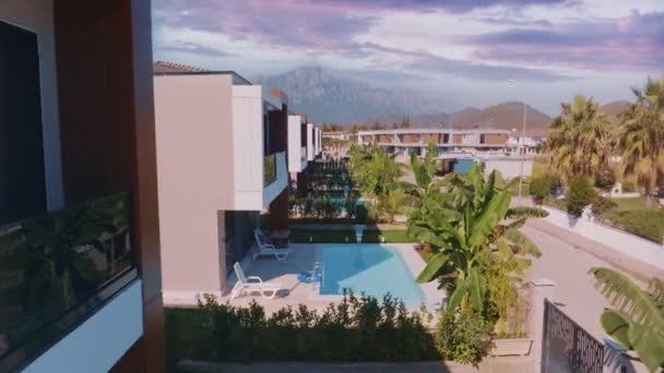Letecké Video Natáčející Dronu Hotelového Teritoria Zelené Stromy Keře Bazén — Stock video