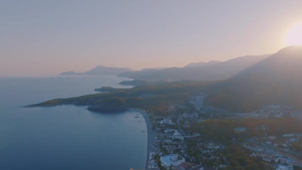 Nagranie Wideo Drona Turystycznego Miasteczka Nad Morzem Zachód Słońca Tle — Wideo stockowe