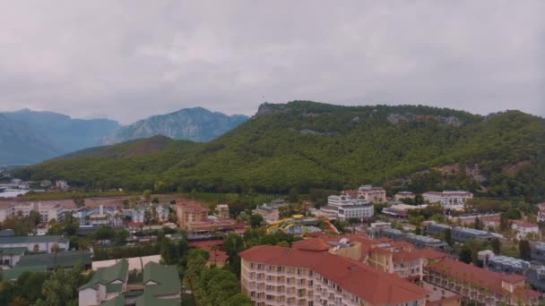 Panoramiczny Widok Kurort Tle Gór Widok Góry Nagranie Lotu Drona — Wideo stockowe