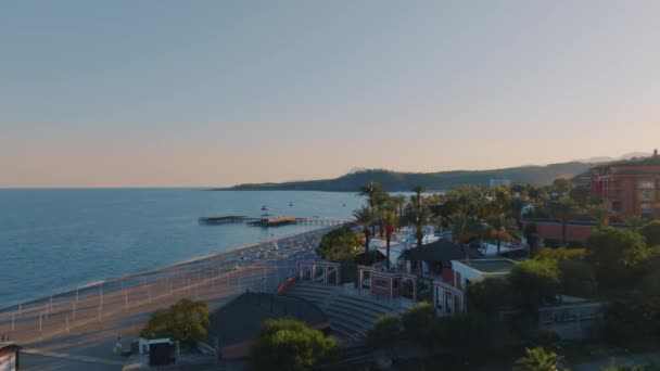 Nagranie Lotu Drona Lot Nad Wybrzeżem Zachodzie Słońca Piaszczysta Plaża — Wideo stockowe