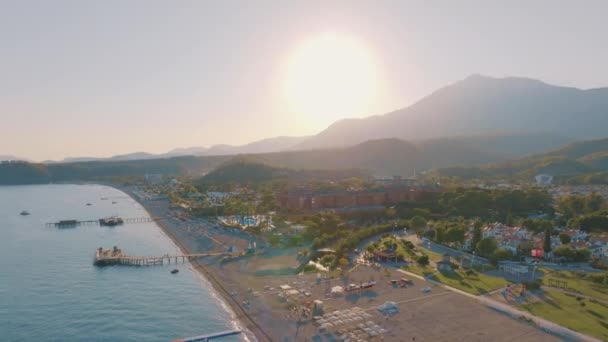Kıyı Şeridinin Üst Manzarası Deniz Kumlu Sahil Güneşli Bir Gün — Stok video